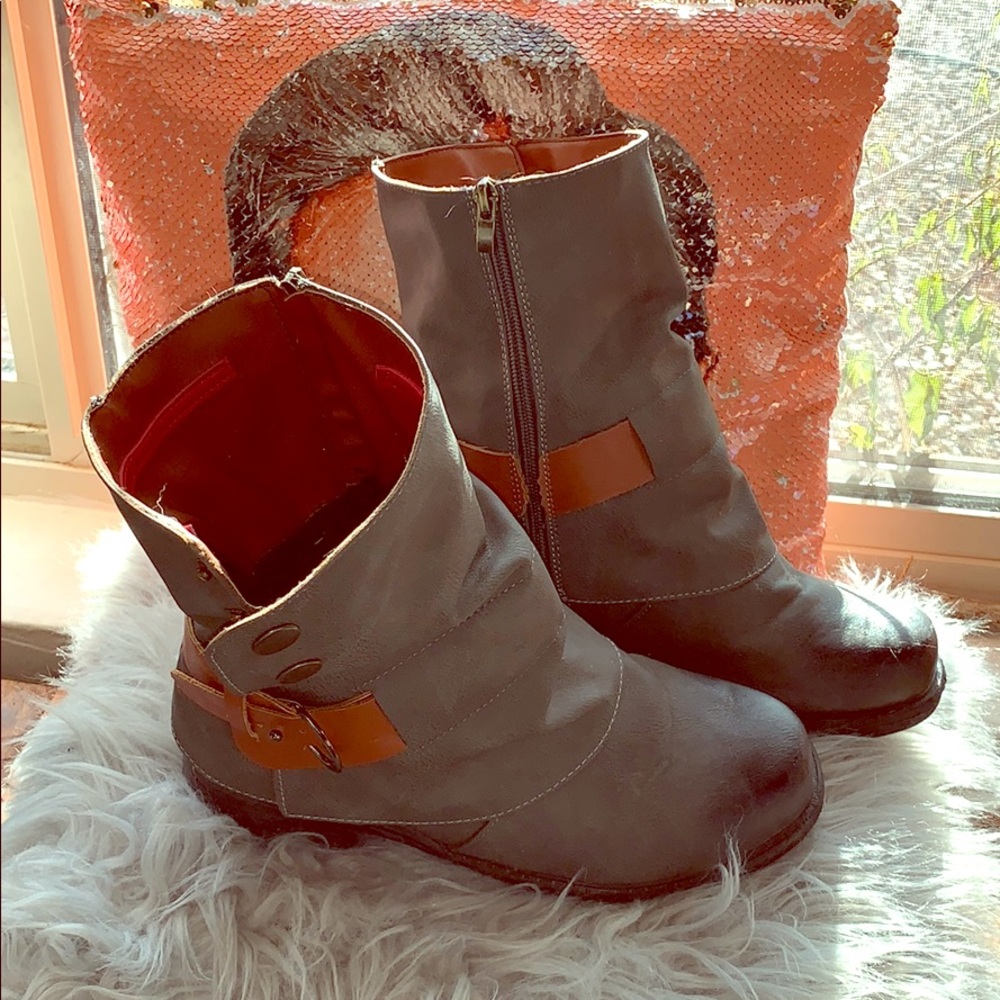 Boots with adjustable openings, foldable